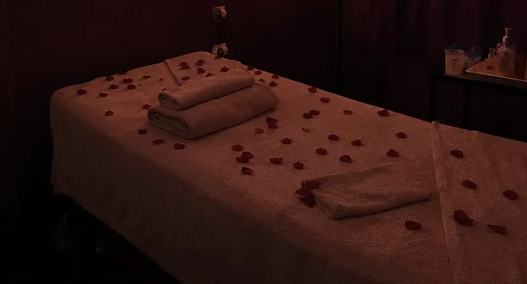 Masaj odasındaki masaj masası — Lila Spa, Yenibosna misafirlerine hizmet veren salon